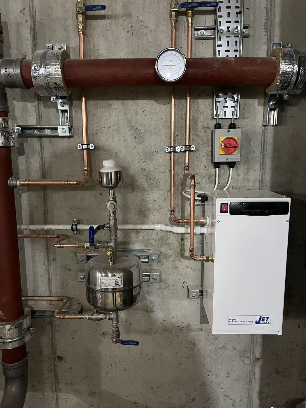 JET pressurisation unit and low-loss header